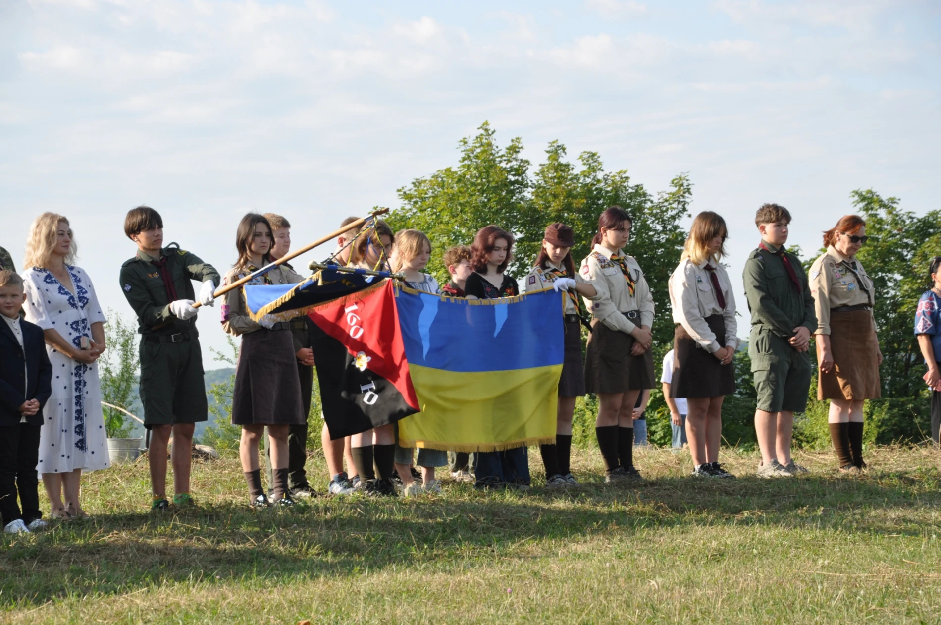 На горі Юрчинських у Чорткові урочисто підняли освячений Державний Прапор України