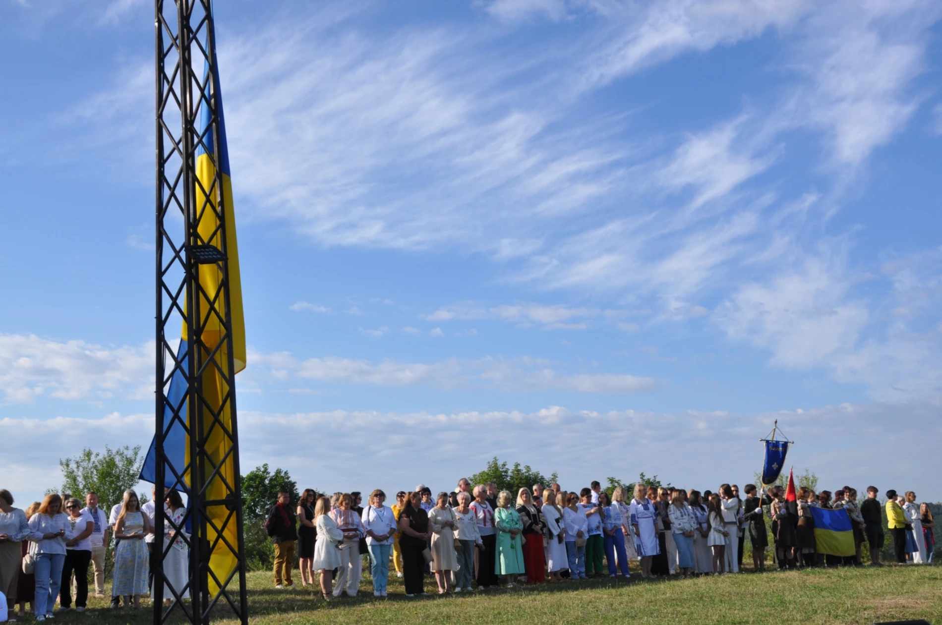 На горі Юрчинських у Чорткові урочисто підняли освячений Державний Прапор України