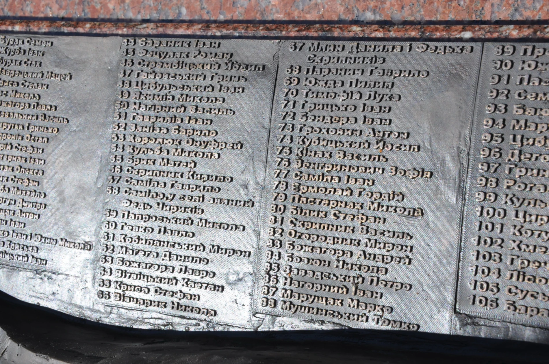 Біла – в бронзі: незвичайний подарунок благодійника рідному селу