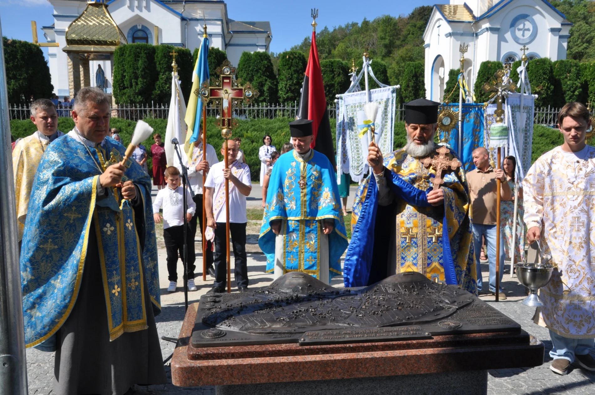 Біла – в бронзі: незвичайний подарунок благодійника рідному селу
