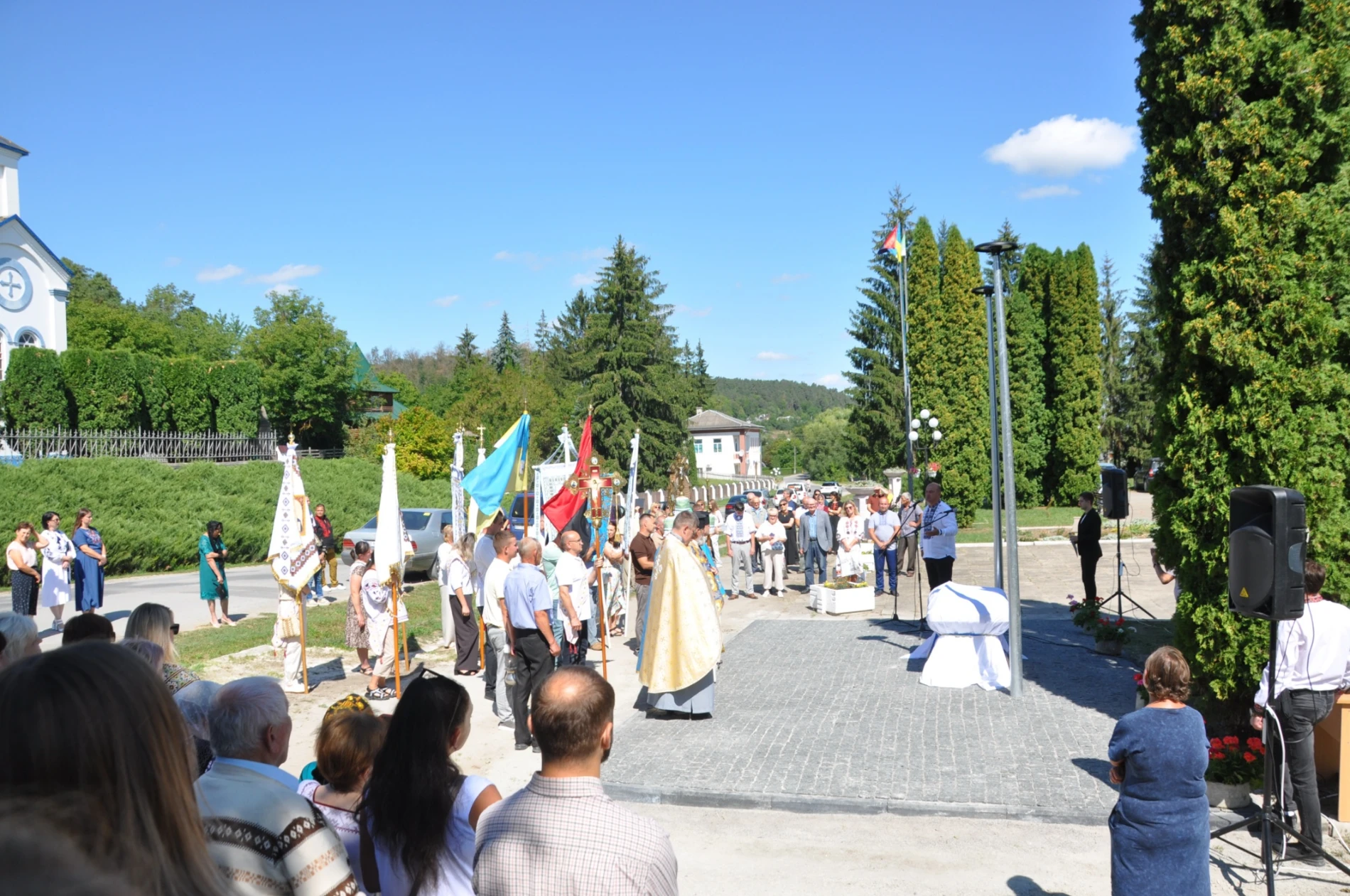 Біла – в бронзі: незвичайний подарунок благодійника рідному селу