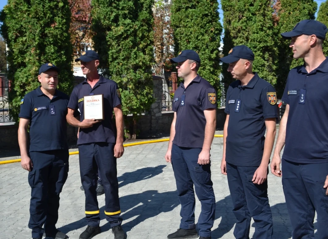 У Чорткові феєрично провели на заслужений відпочинок пожежника-рятувальника Петра Крису