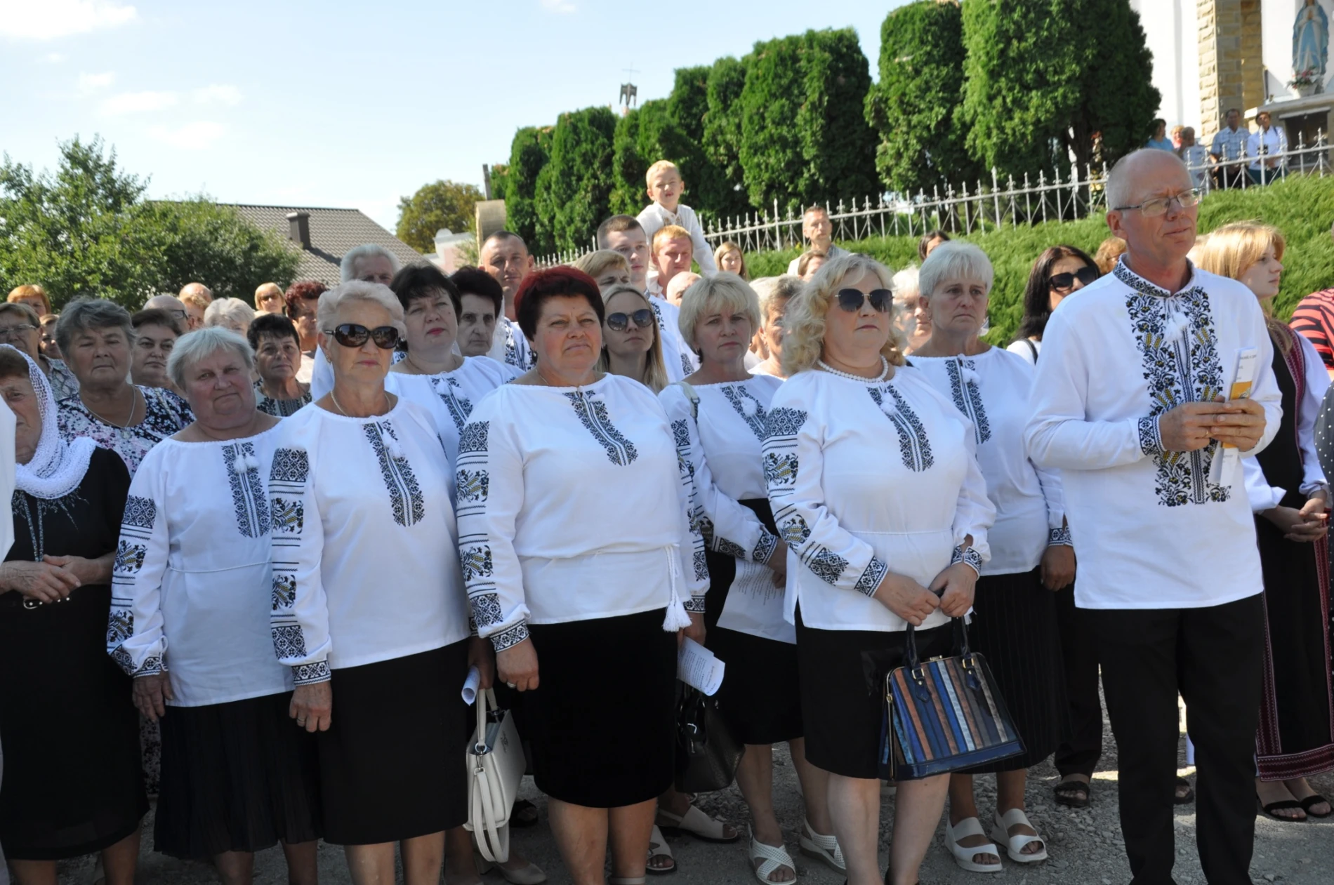 Біла – в бронзі: незвичайний подарунок благодійника рідному селу