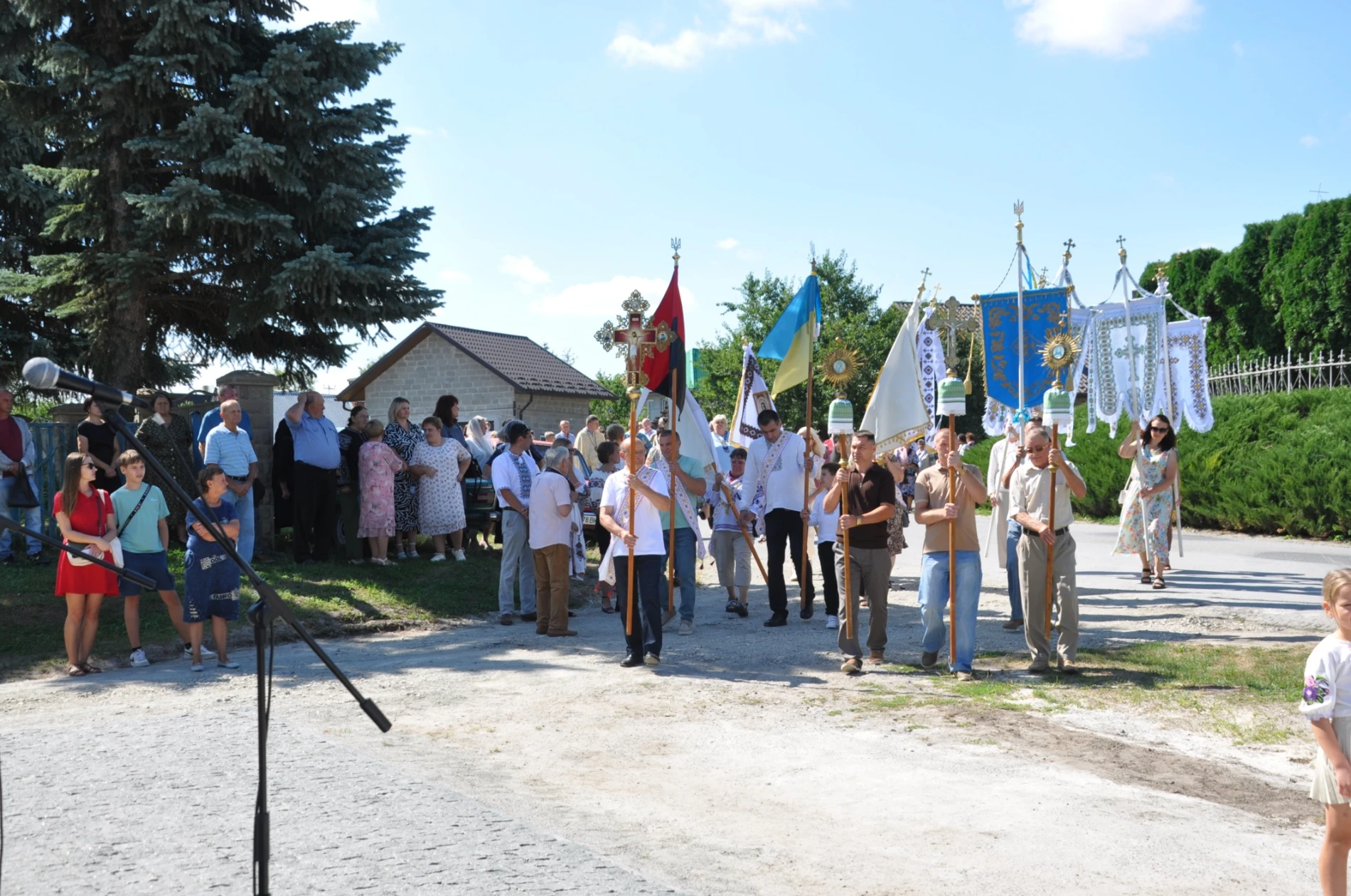 Біла – в бронзі: незвичайний подарунок благодійника рідному селу