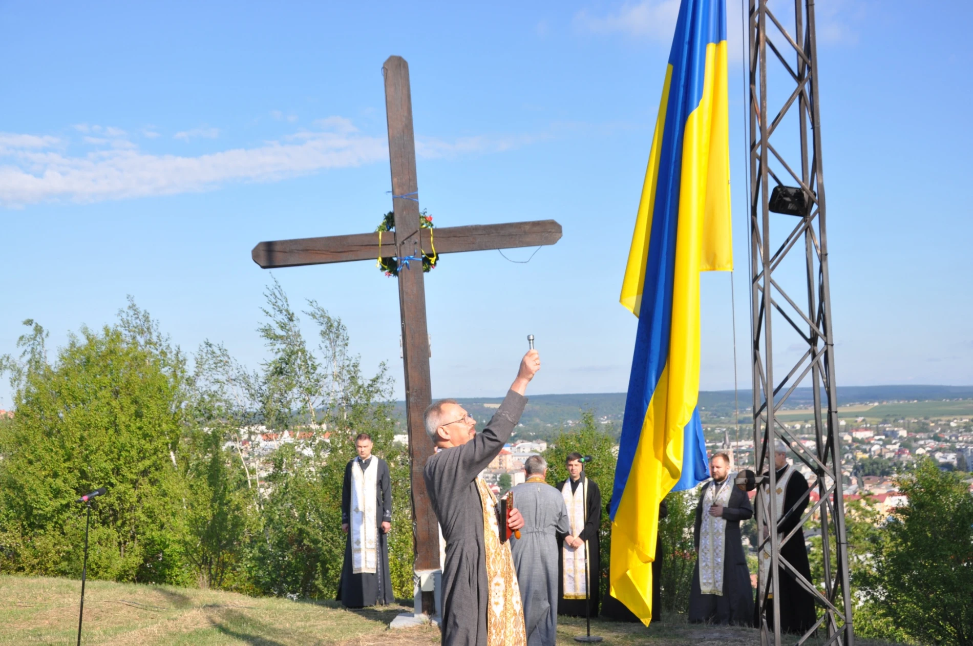 На горі Юрчинських у Чорткові урочисто підняли освячений Державний Прапор України