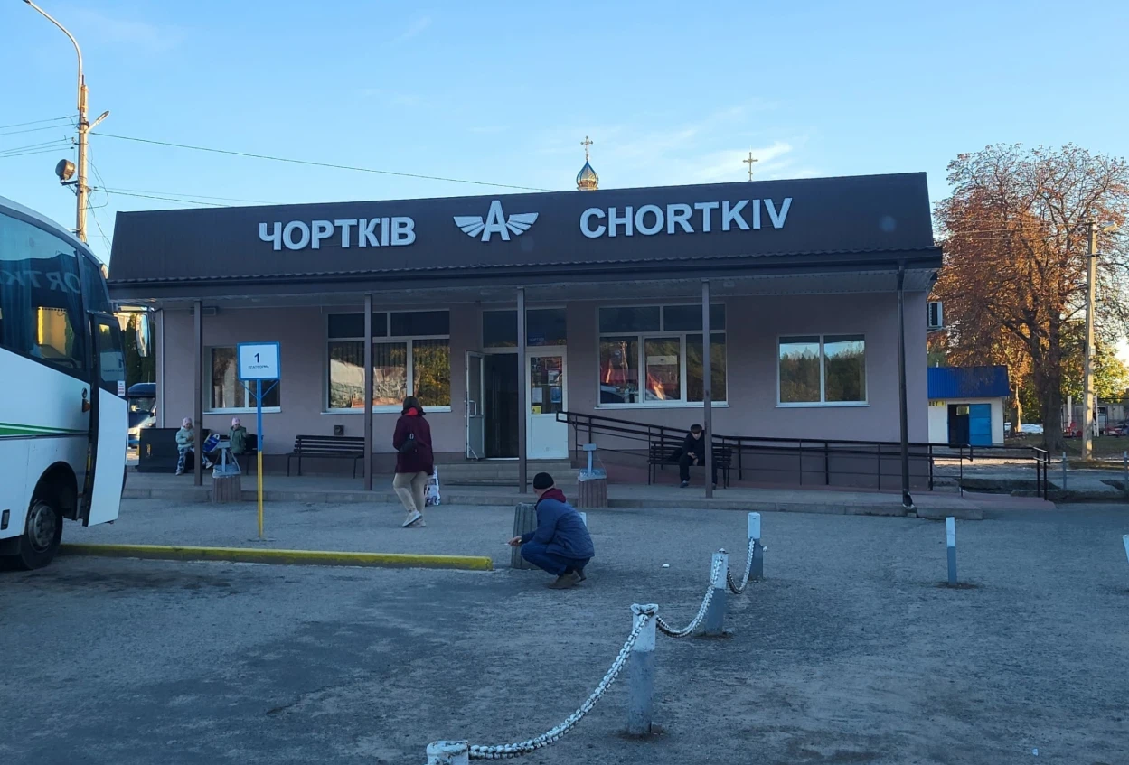 Можуть, якщо захочуть: у Чорткові оновлюють автобусні зупинки