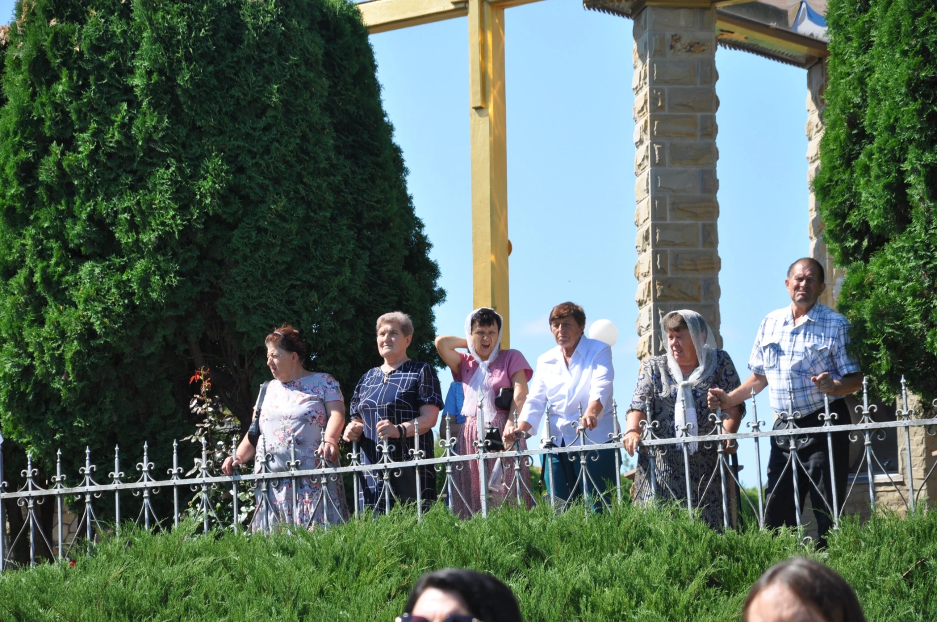 Біла – в бронзі: незвичайний подарунок благодійника рідному селу