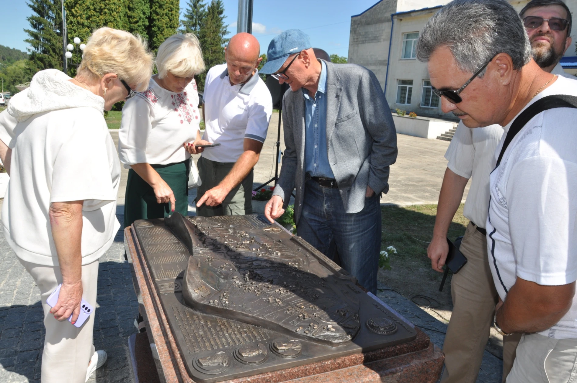 Біла – в бронзі: незвичайний подарунок благодійника рідному селу