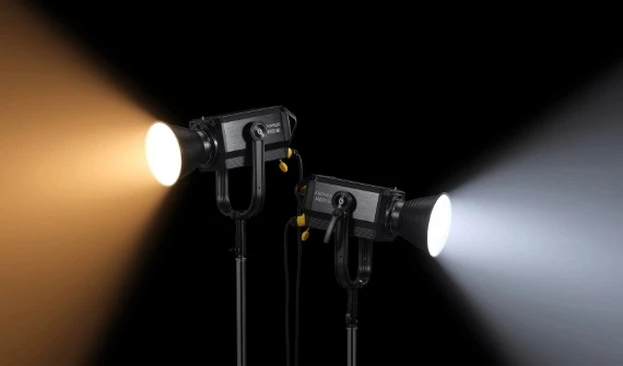 Два прилади Godox Knowled M600Bi на стійках з випромінюванням теплого 2800K та холодного 6500K світла