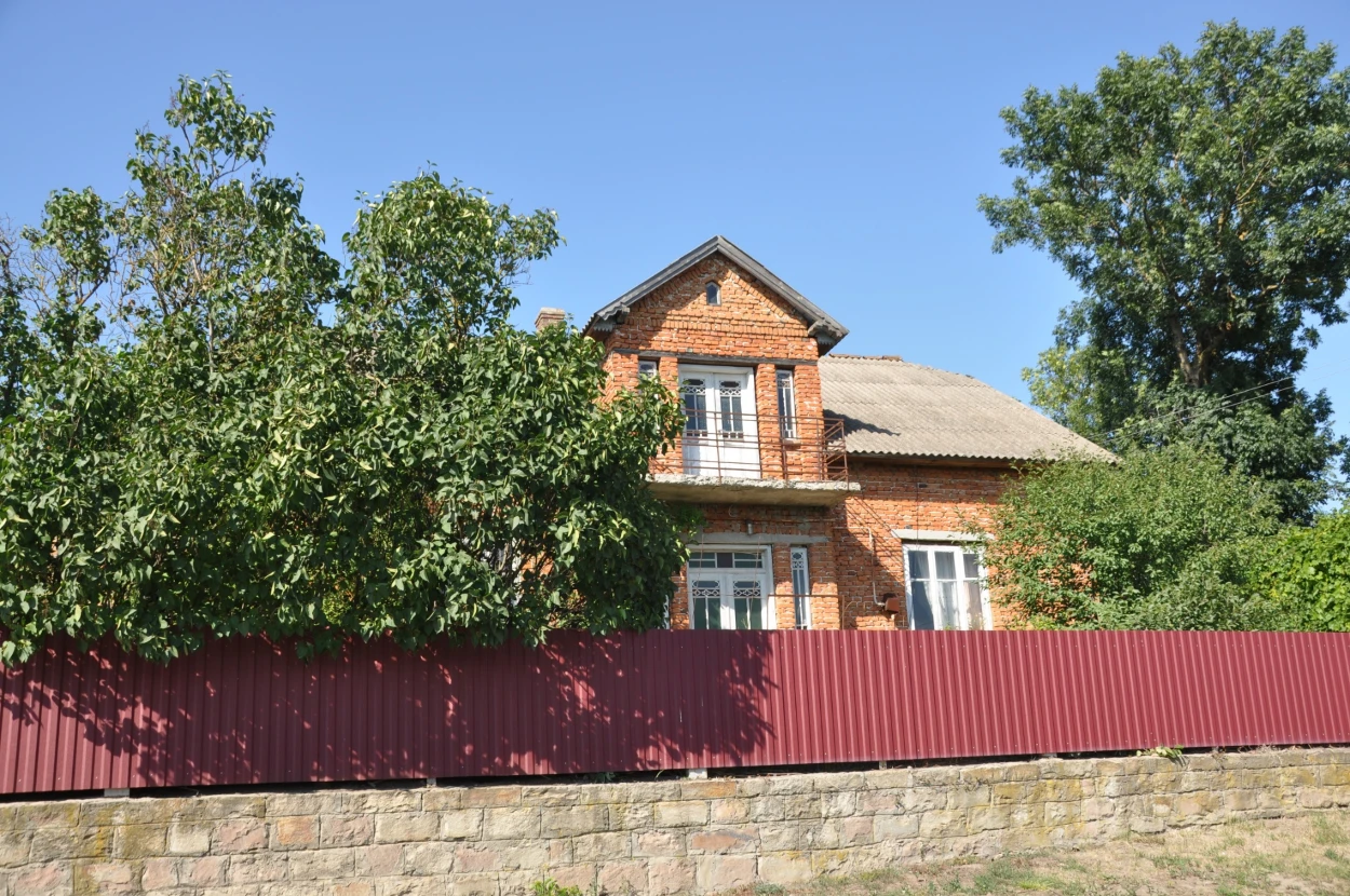 На цьому місці стояло обійстя Симеона і Тетяни Ковалів