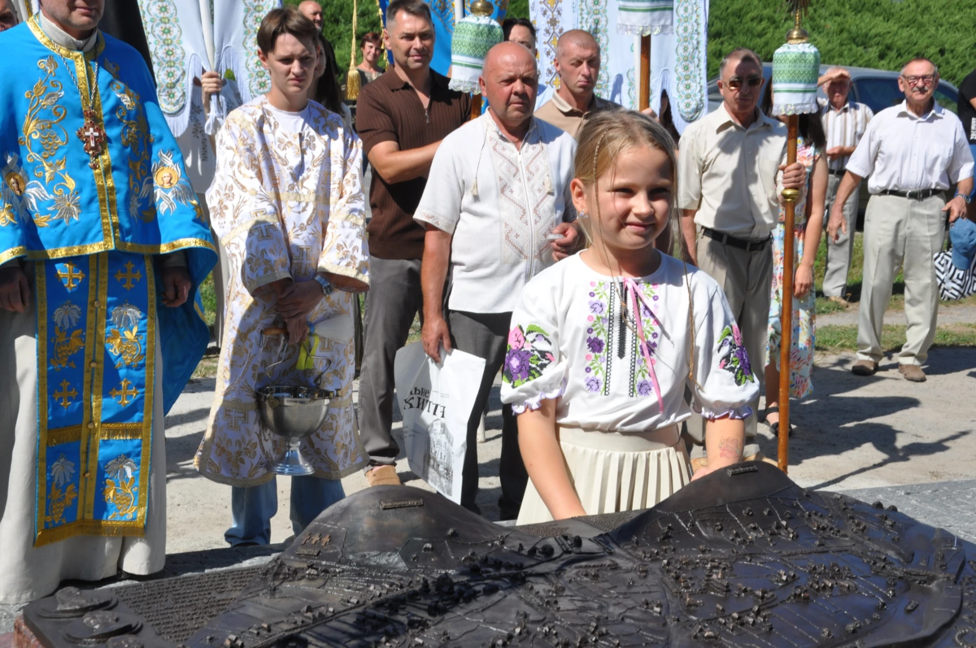 Біла – в бронзі: незвичайний подарунок благодійника рідному селу