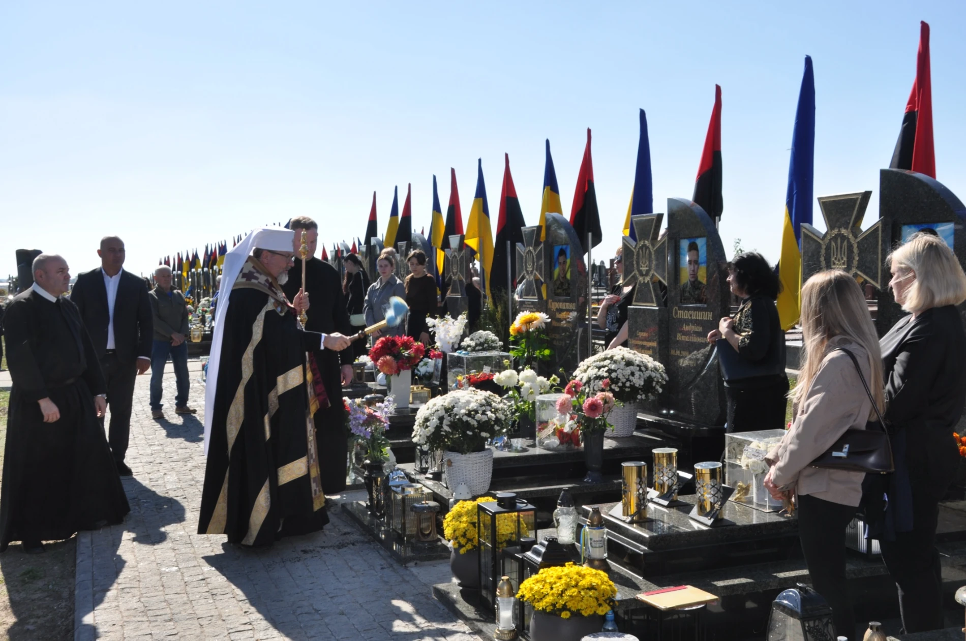 У Чорткові Глава УГКЦ Преосвященний Святослав посвятив пам’ятники загиблим Героям