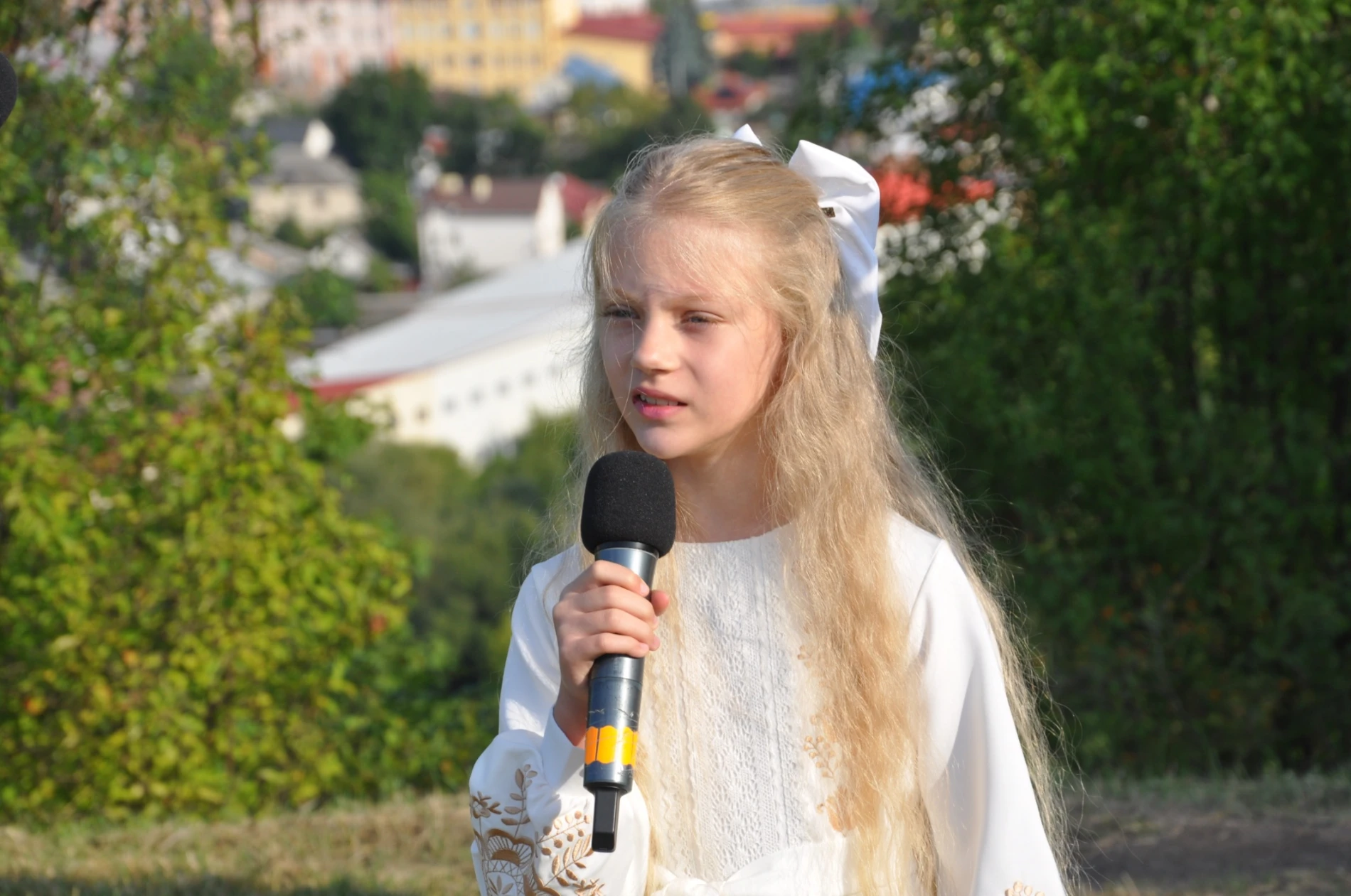 На горі Юрчинських у Чорткові урочисто підняли освячений Державний Прапор України