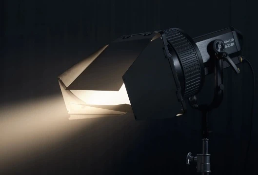 Студійне світло Godox Knowled M600Bi з оптичною насадкою Френеля FLS10 та 8-пелюстковими шторками