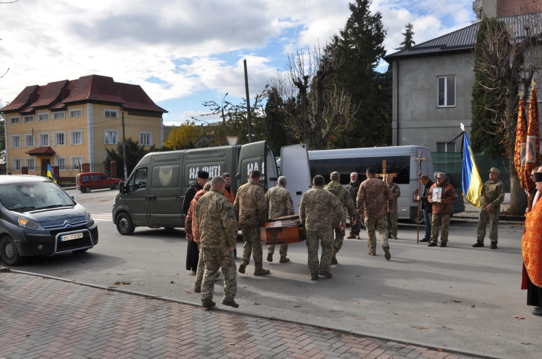 141-им «човником причалив» до катедрального собору Чорткова загиблий на війні Герой Левенець Василь