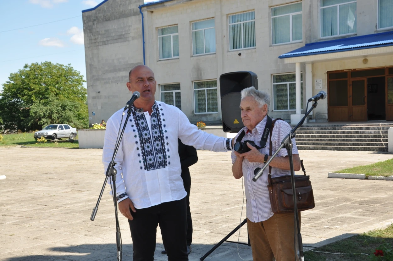 Біла – в бронзі: незвичайний подарунок благодійника рідному селу
