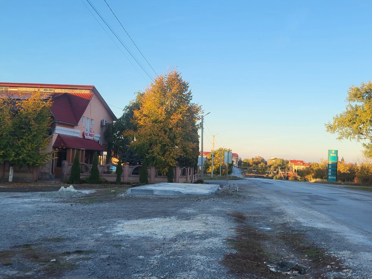 Можуть, якщо захочуть: у Чорткові оновлюють автобусні зупинки