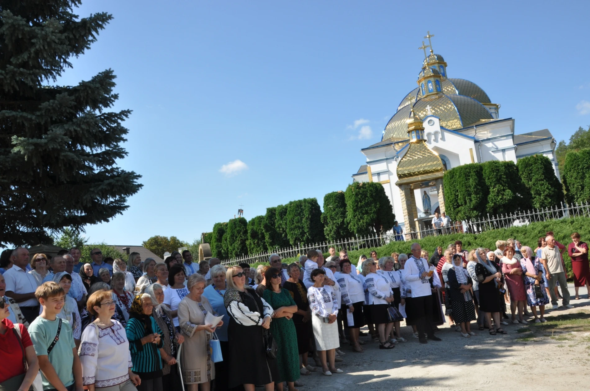 Біла – в бронзі: незвичайний подарунок благодійника рідному селу