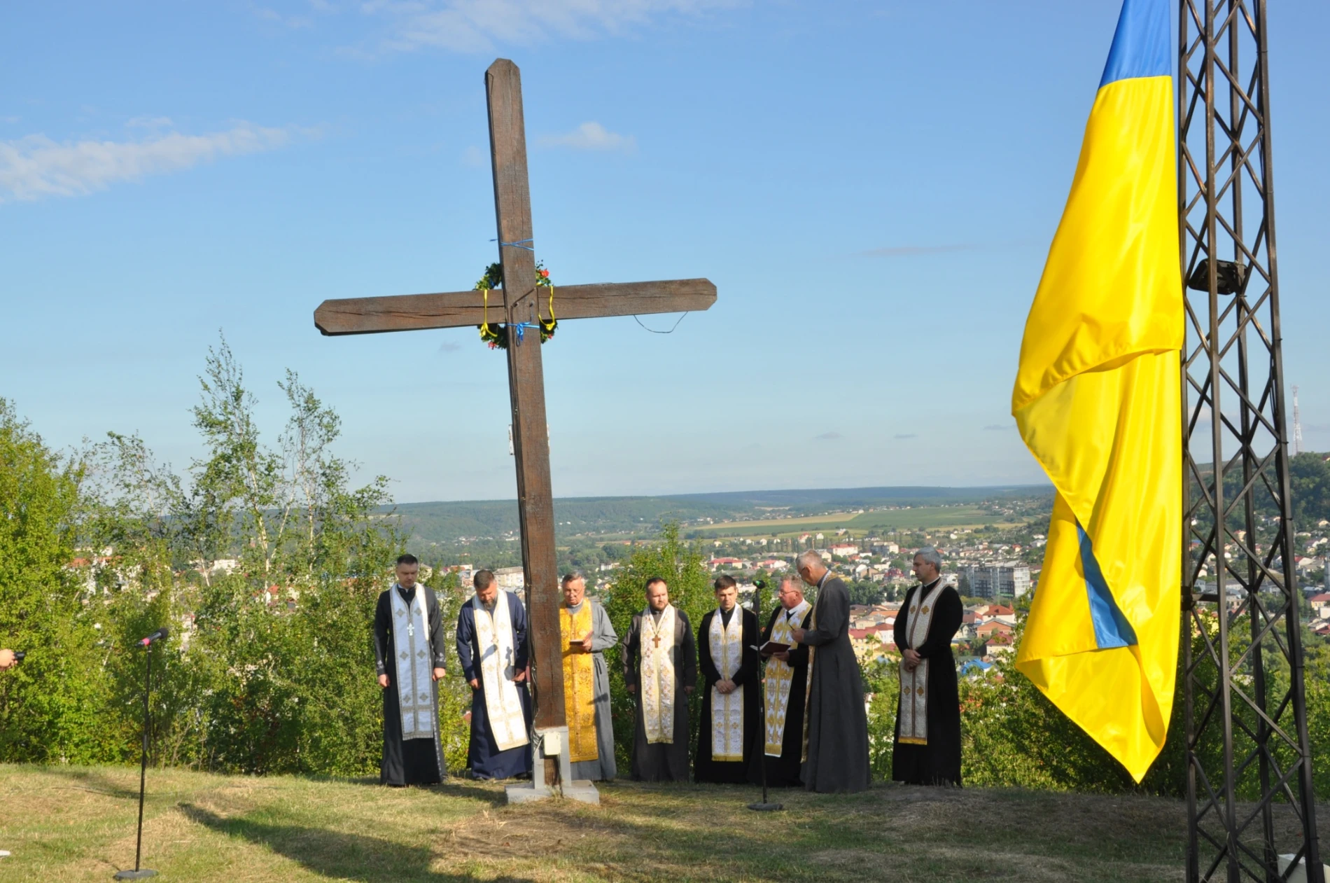 На горі Юрчинських у Чорткові урочисто підняли освячений Державний Прапор України