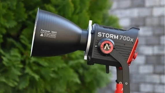 Моноблок Aputure STORM 700x на стійці у вуличних умовах із захистом корпусу IP65 та фіксатором ліри