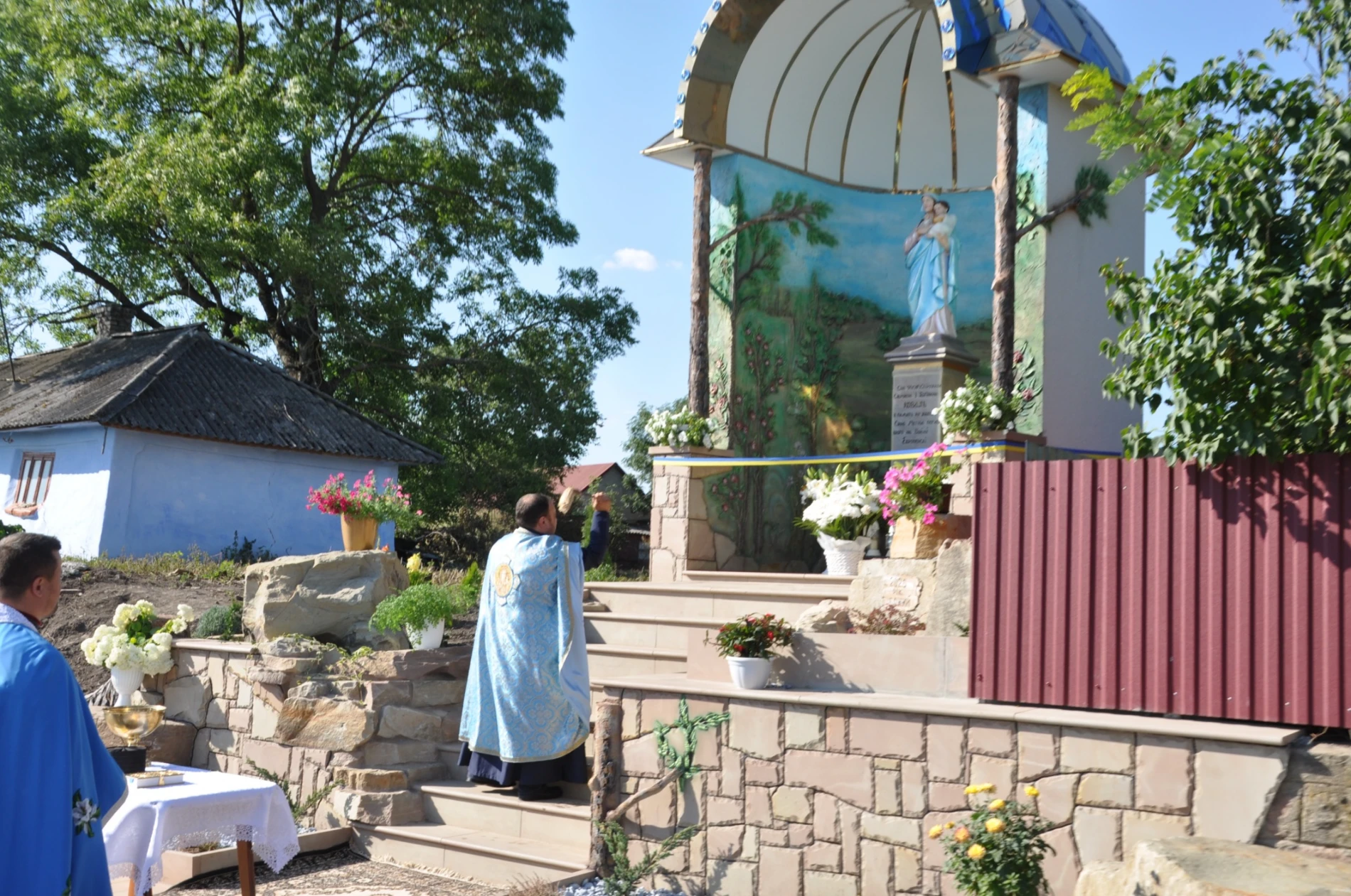 У Косові, що на Чортківщині, посвятили оновлену каплицю Богородиці з цікавою і трагічною історією