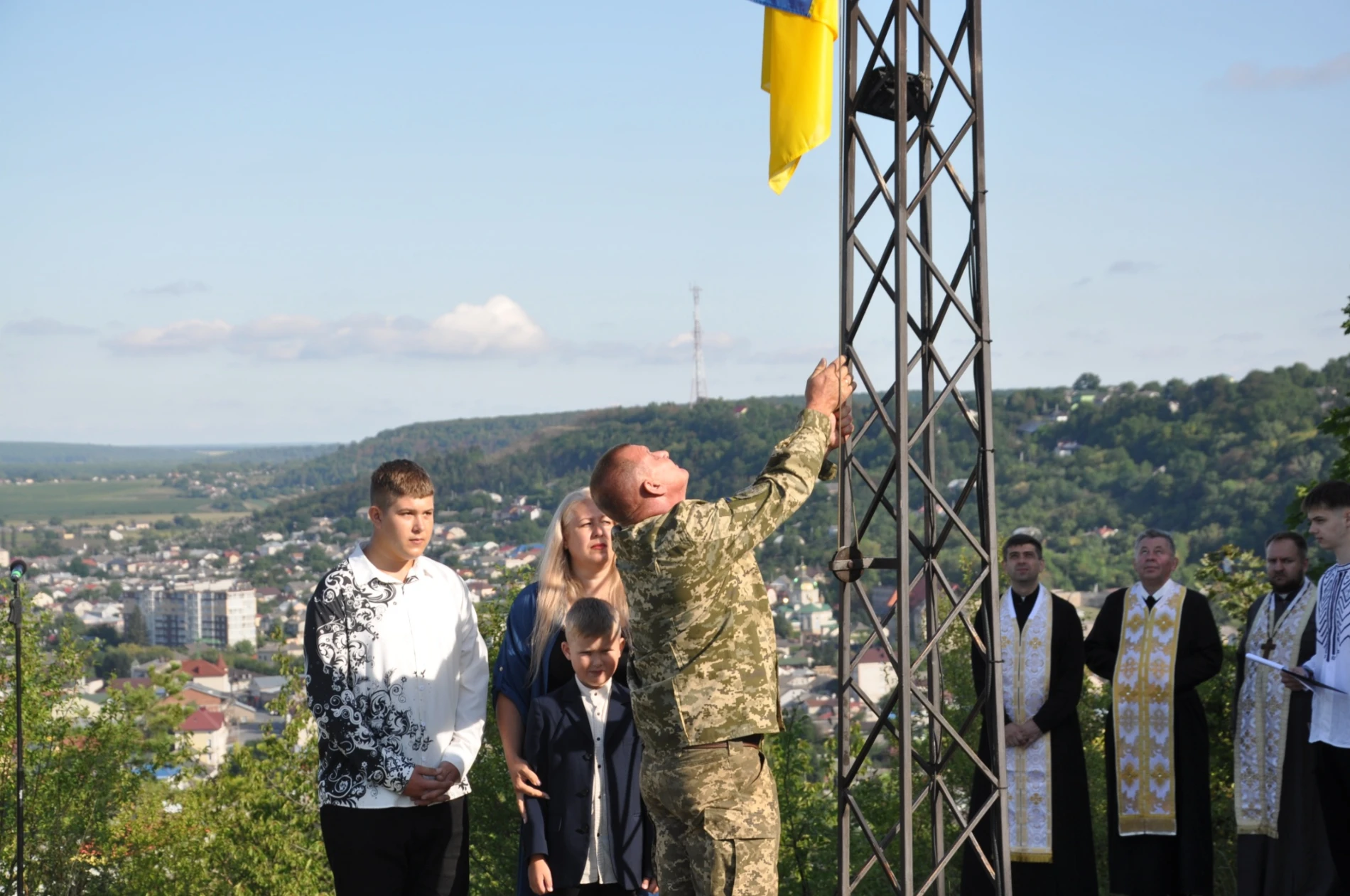 На горі Юрчинських у Чорткові урочисто підняли освячений Державний Прапор України