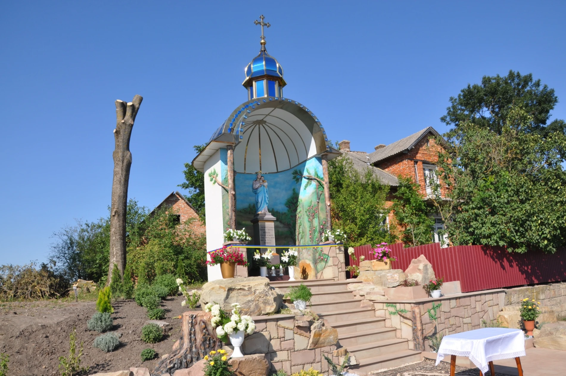 У Косові, що на Чортківщині, посвятили оновлену каплицю Богородиці з цікавою і трагічною історією