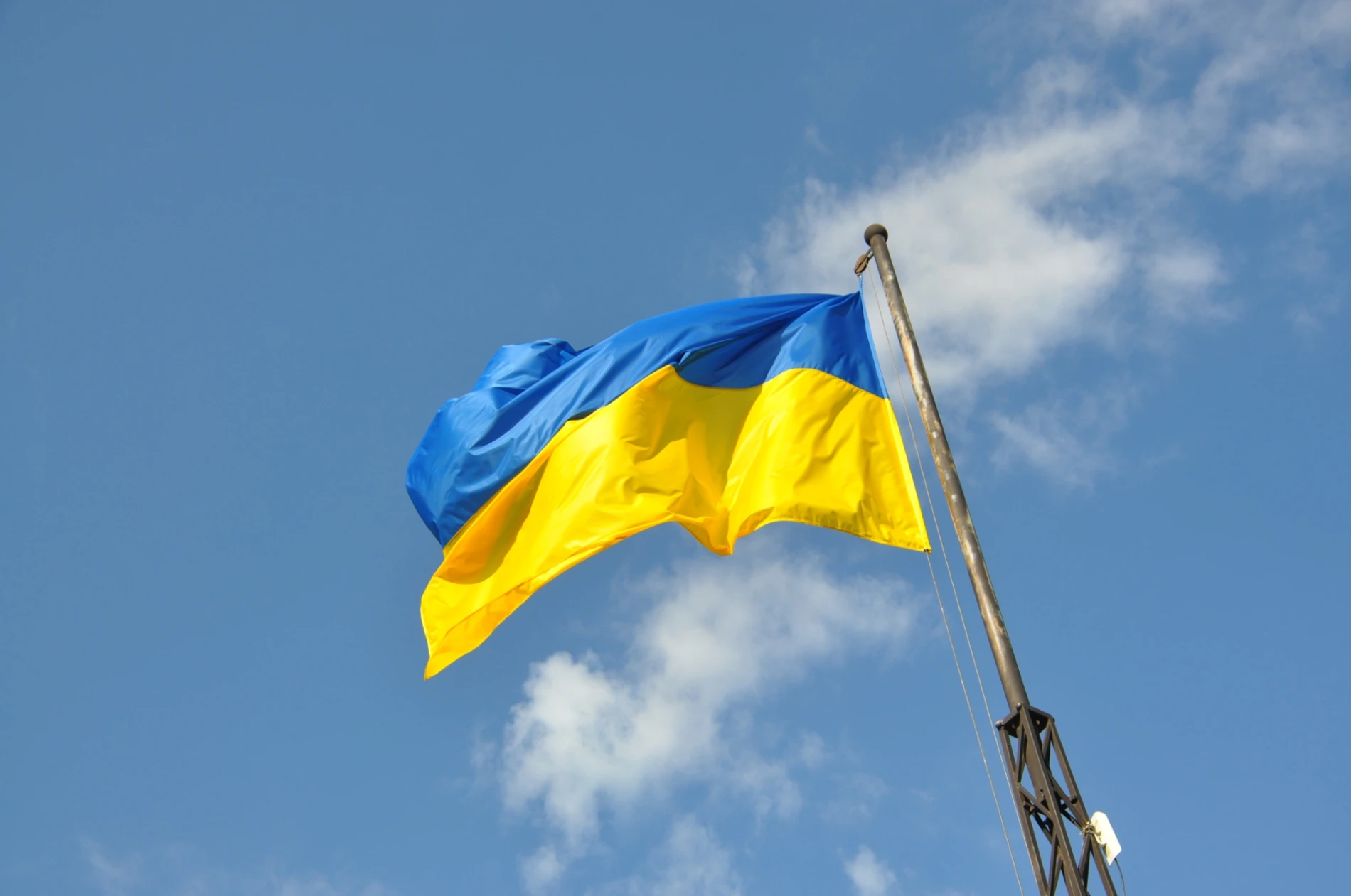 На горі Юрчинських у Чорткові урочисто підняли освячений Державний Прапор України
