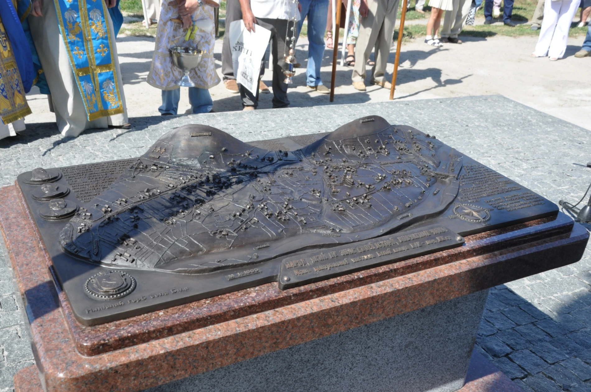 Біла – в бронзі: незвичайний подарунок благодійника рідному селу