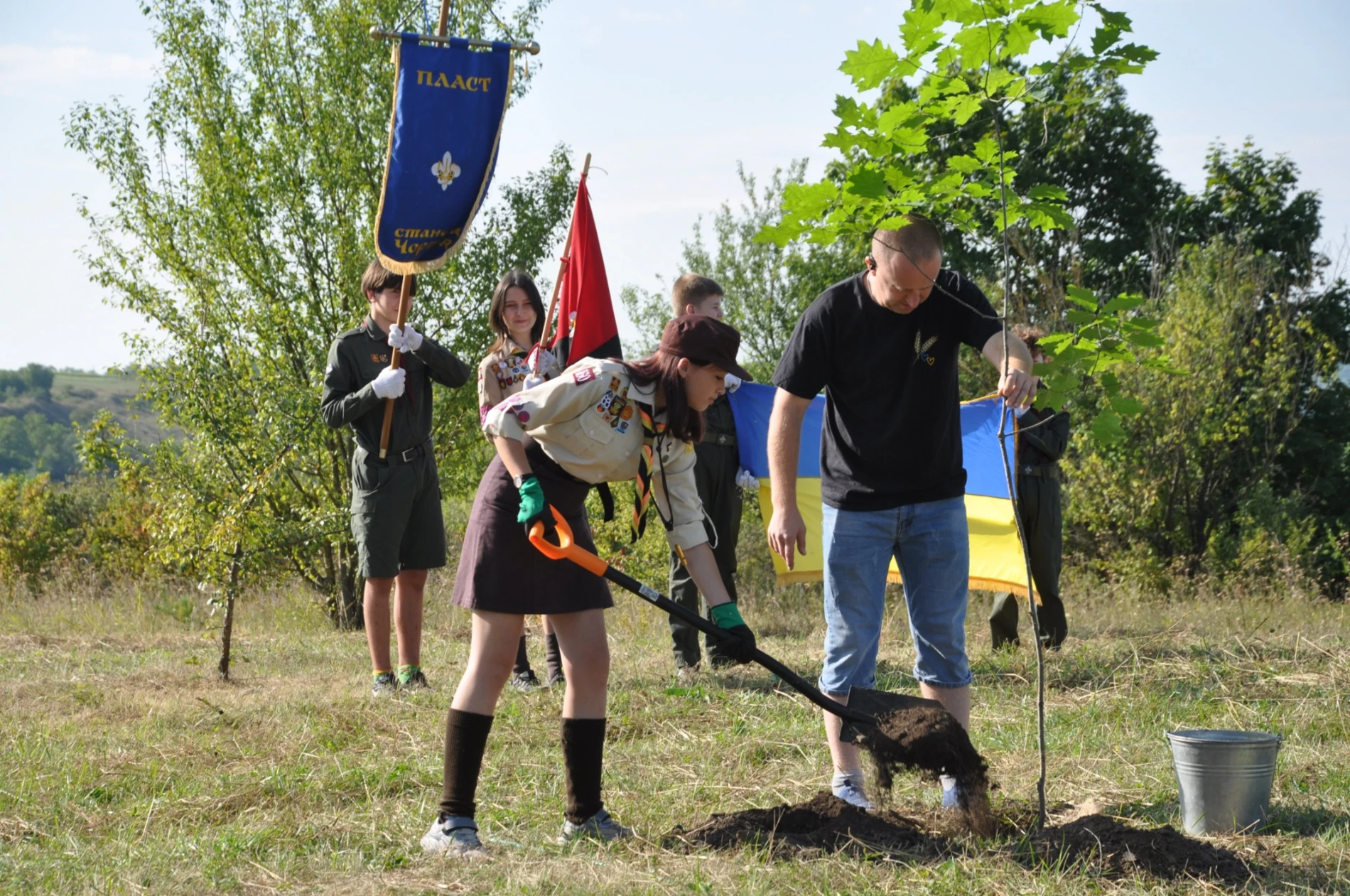 На горі Юрчинських у Чорткові урочисто підняли освячений Державний Прапор України