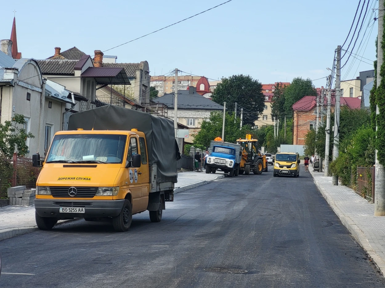 Верхня частина вулиці Дмитра Пігута у Чорткові уже в новому асфальті