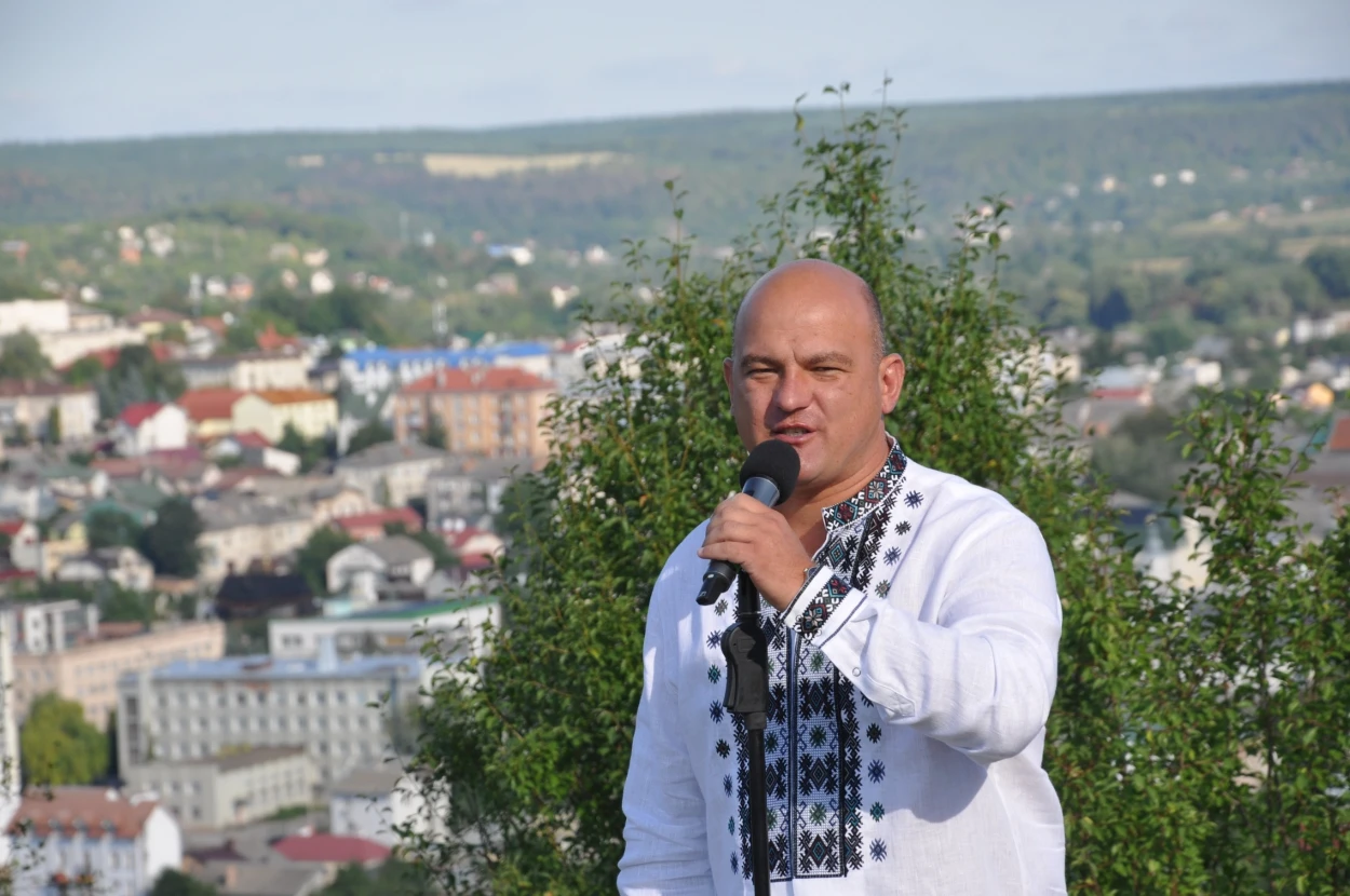 На горі Юрчинських у Чорткові урочисто підняли освячений Державний Прапор України