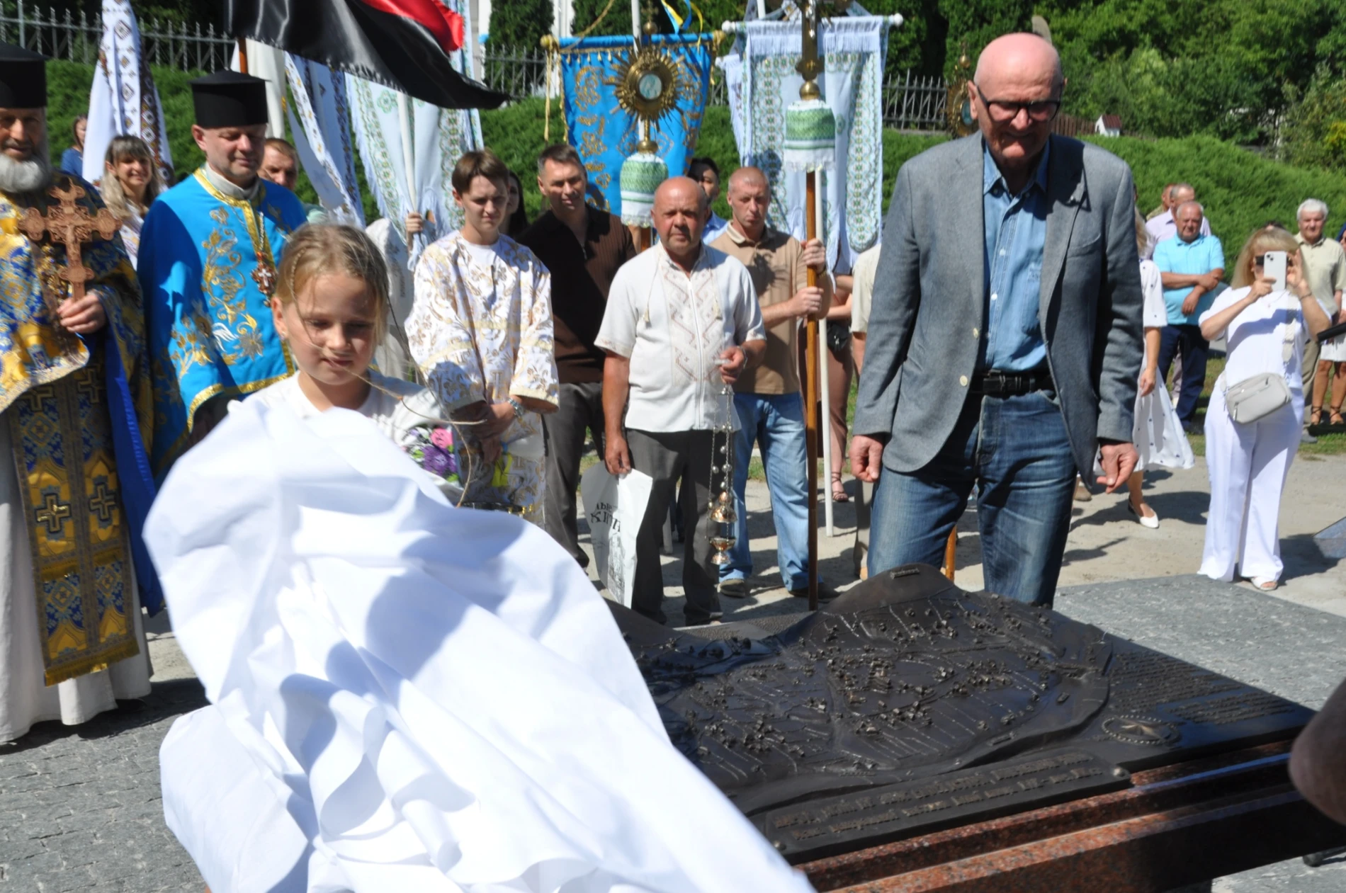 Біла – в бронзі: незвичайний подарунок благодійника рідному селу