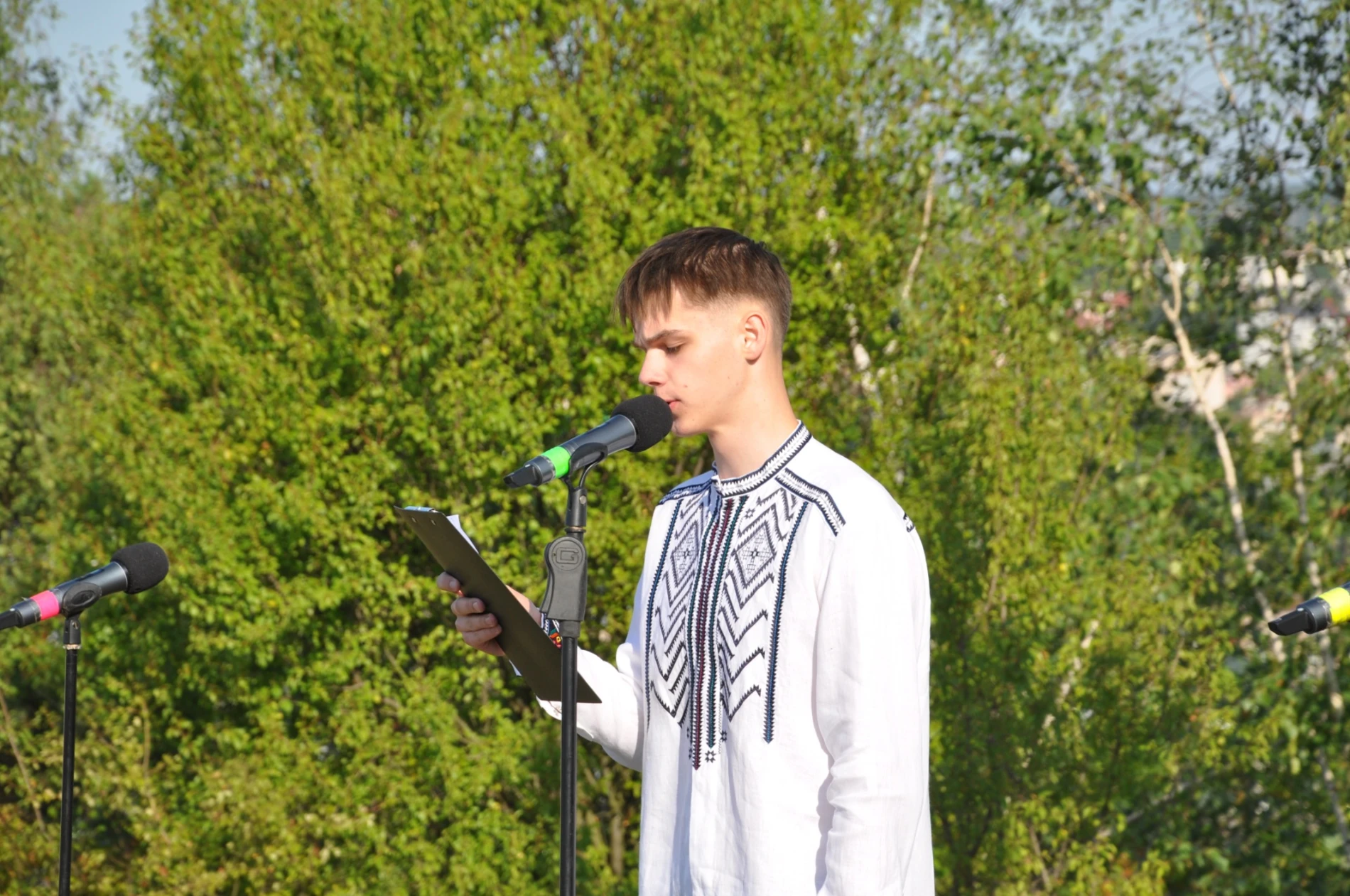На горі Юрчинських у Чорткові урочисто підняли освячений Державний Прапор України