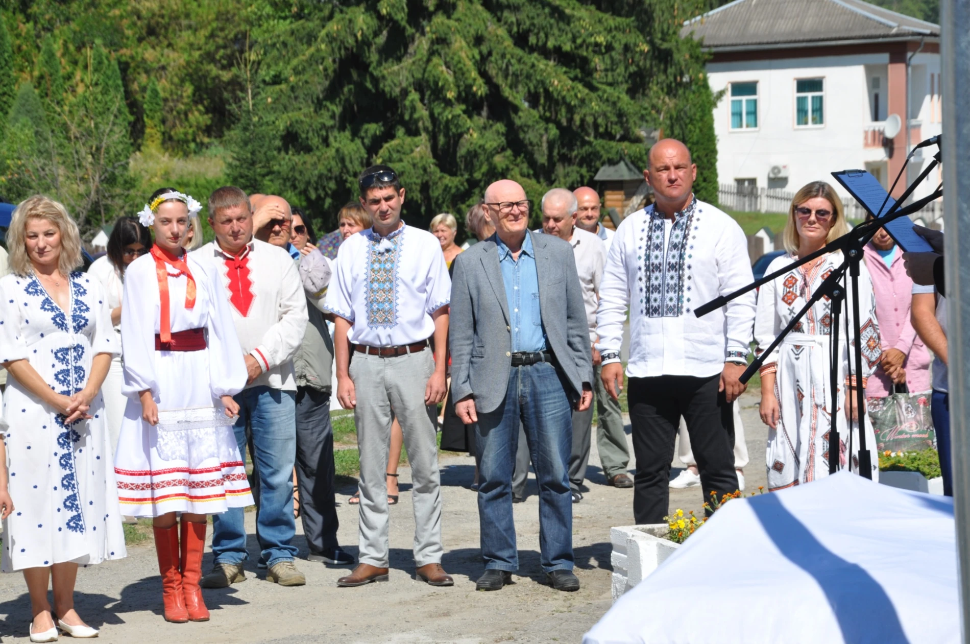 Біла – в бронзі: незвичайний подарунок благодійника рідному селу