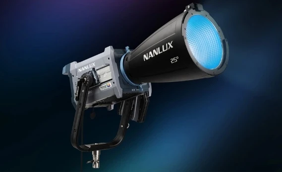 Повноколірний LED моноблок Nanlux Evoke 600C з 8-колірним двигуном Nebula C8 та рефлектором 25 градусів