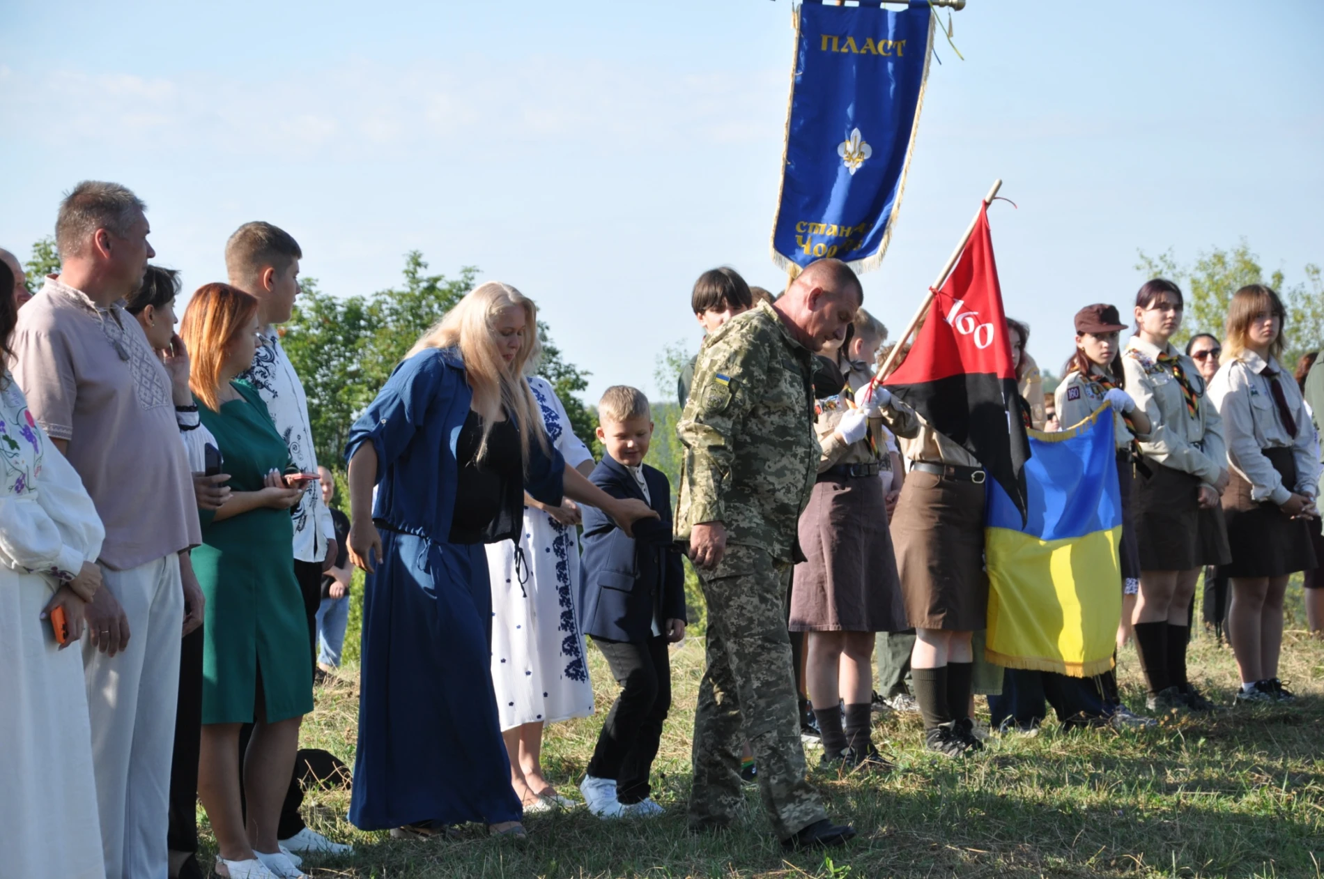 На горі Юрчинських у Чорткові урочисто підняли освячений Державний Прапор України