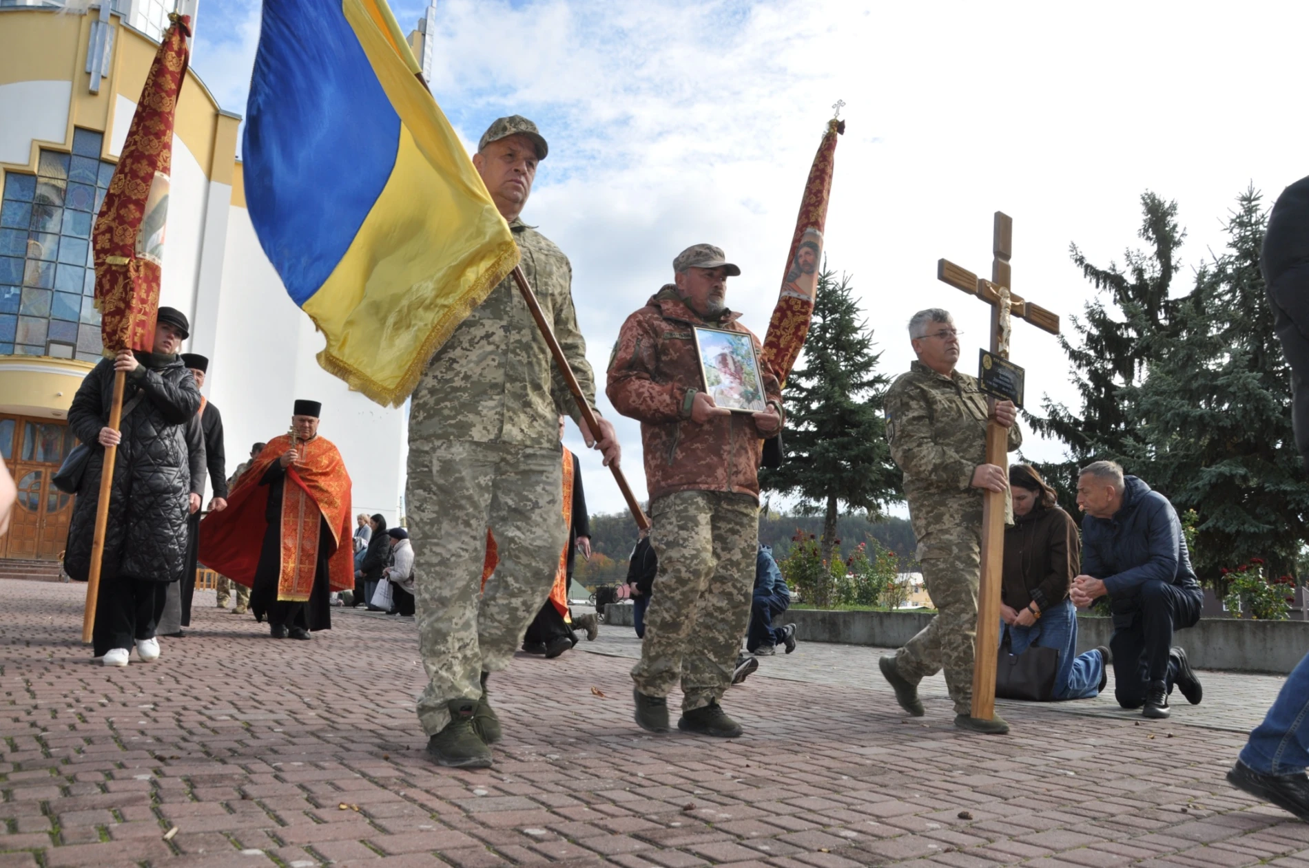 141-им «човником причалив» до катедрального собору Чорткова загиблий на війні Герой Левенець Василь