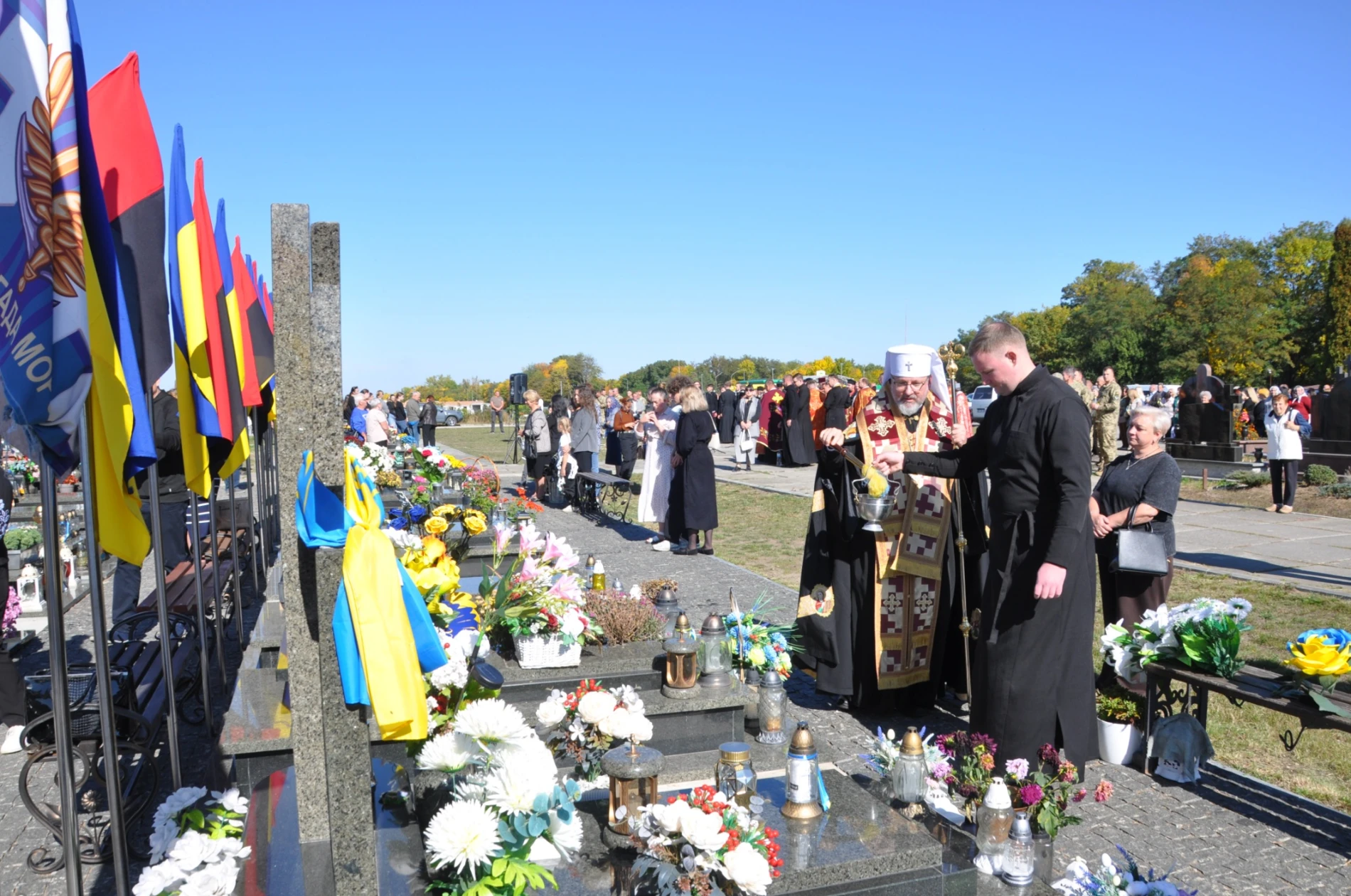 У Чорткові Глава УГКЦ Преосвященний Святослав посвятив пам’ятники загиблим Героям