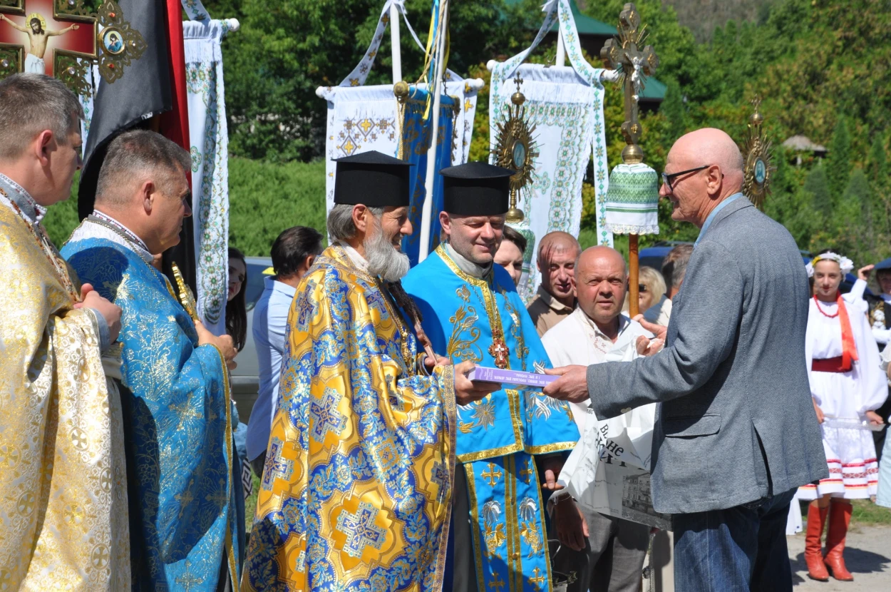 Біла – в бронзі: незвичайний подарунок благодійника рідному селу