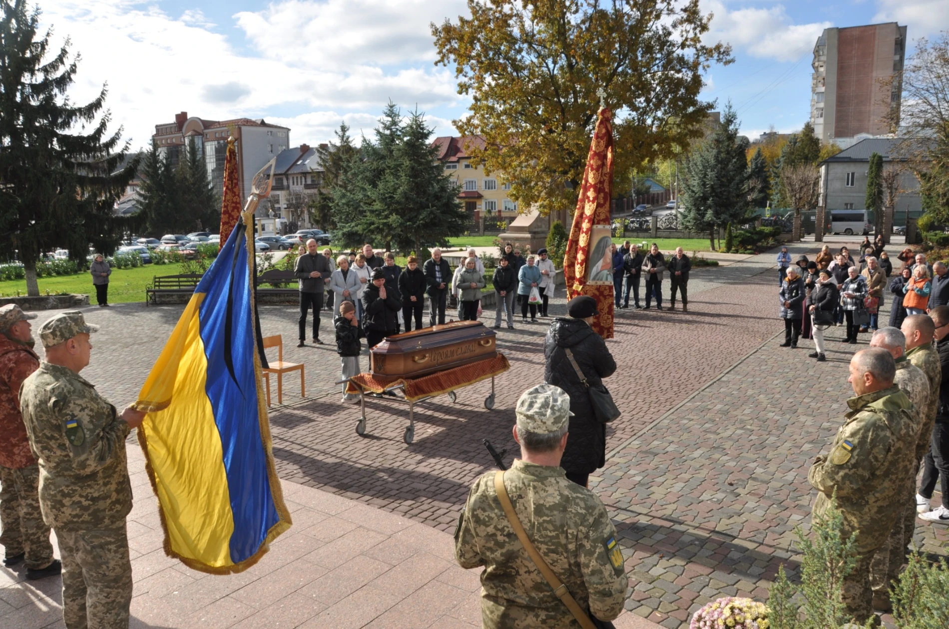 141-им «човником причалив» до катедрального собору Чорткова загиблий на війні Герой Левенець Василь