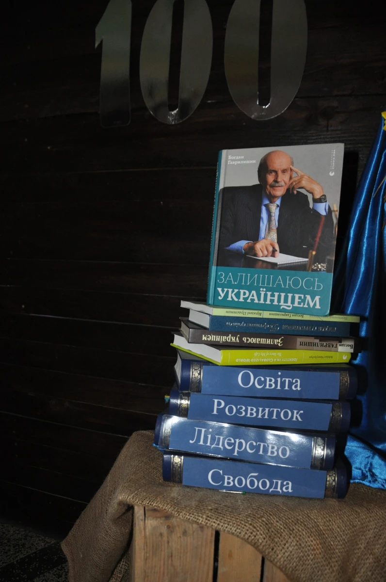 У Чортківському ліцеї № 1 відзначили сторіччя свого видатного випускника спецпогашенням марки