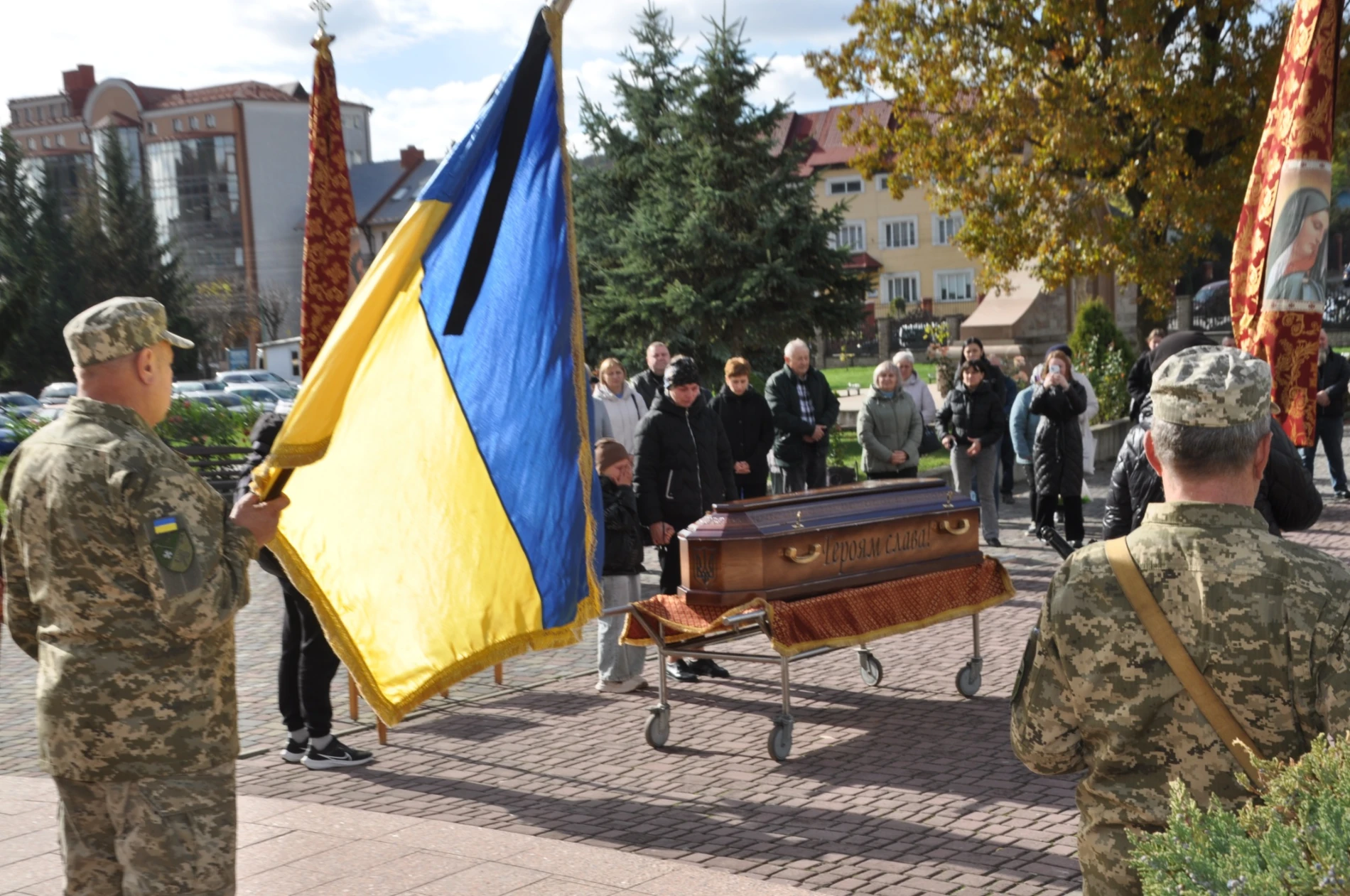 141-им «човником причалив» до катедрального собору Чорткова загиблий на війні Герой Левенець Василь