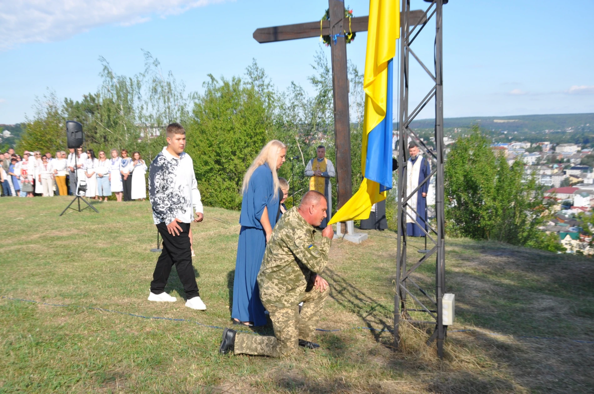 На горі Юрчинських у Чорткові урочисто підняли освячений Державний Прапор України