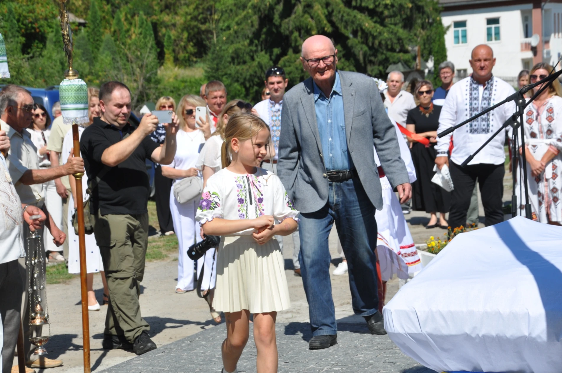 Біла – в бронзі: незвичайний подарунок благодійника рідному селу
