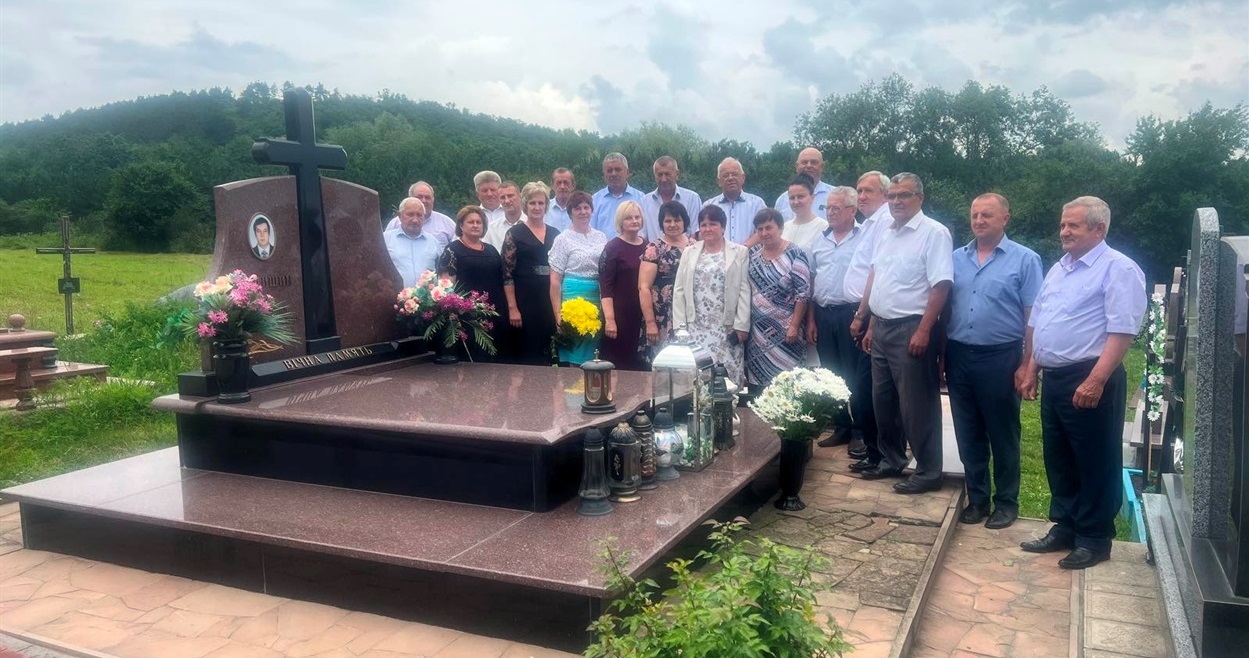 Керуючі відділків і спеціалісти ПАП «Довіра» на могилі у Войцишина І. А. у с. Милівці