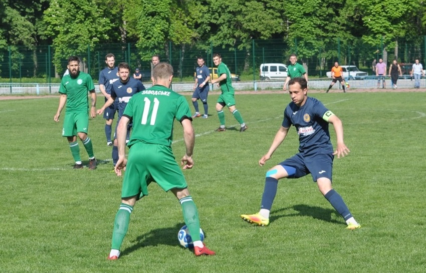 Руслан Курдас - гравець у синій формі, з капітанською пов`язкою
