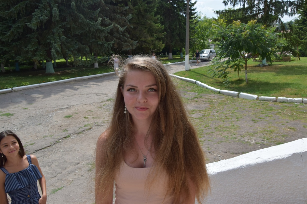 Вікторія, випускниця сьомої школи, 18 років