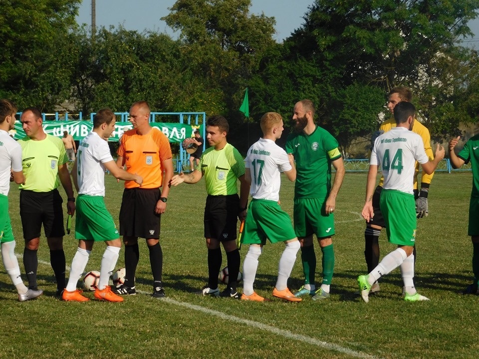 Початок півфінального матчу кубка області "Агронива" - "Нива"