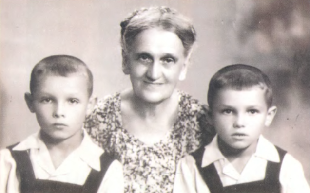 Олена Гаврилко з онуками Ярославом (ліворуч) та Орестом. Львів, літо 1956 р.